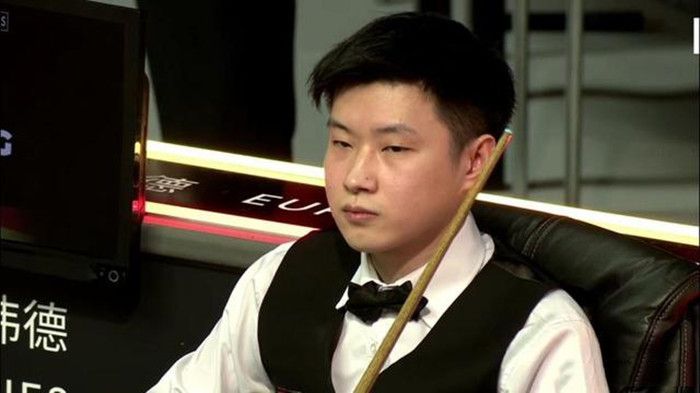 他盯着吴东海，心中暗骂：吴东海这老狗，当初派张子洲等人冲进天香府，险些把我干掉。